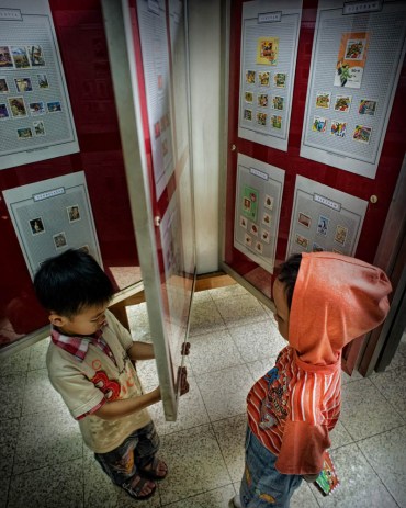 fav19-Rozie Soenhendy-Tertarik-Filateli