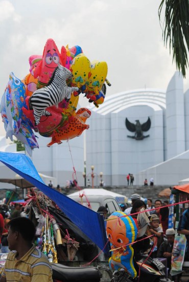 monumen di kala minggu pagi