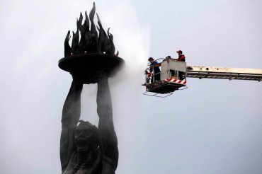 03_Wendra Ajistyatama_Semprot Patung Pemuda_081336722074