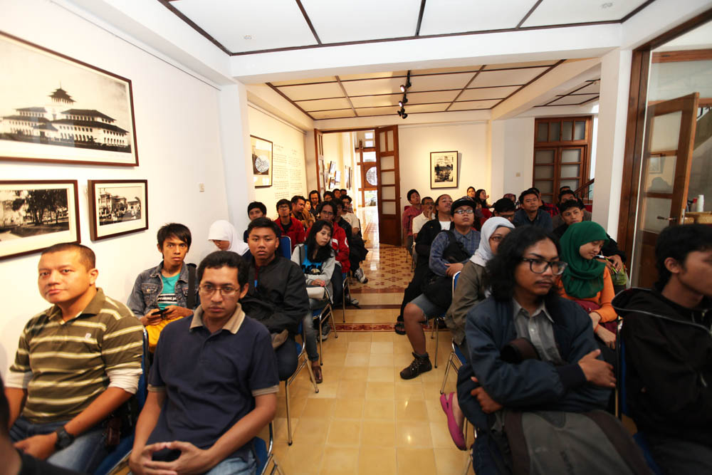 diskusi pameran foto art deco kiwari