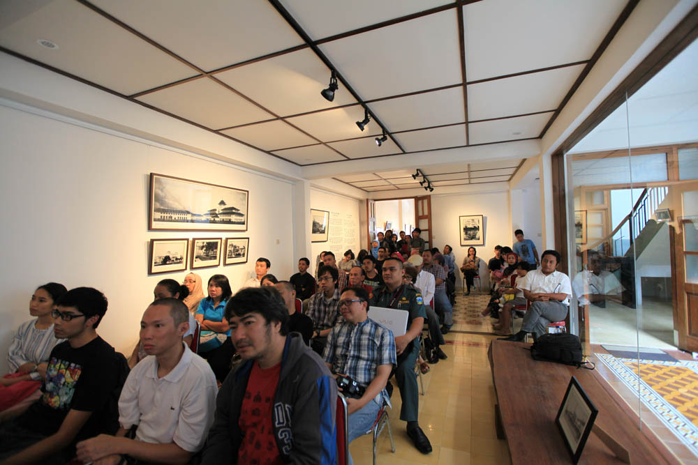 diskusi pameran foto art deco kiwari