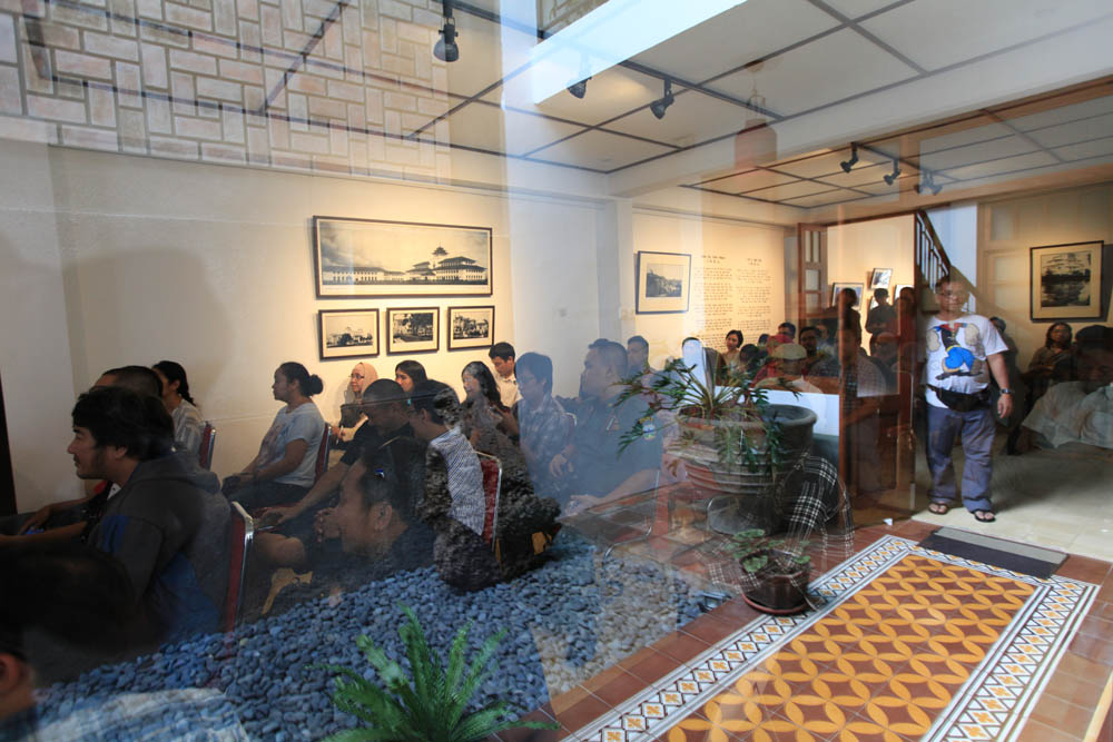 diskusi pameran foto art deco kiwari