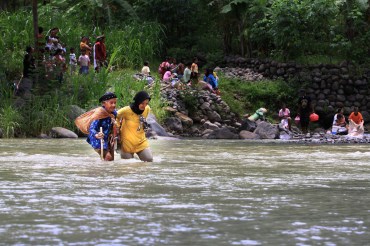menyebrang sungai_blog