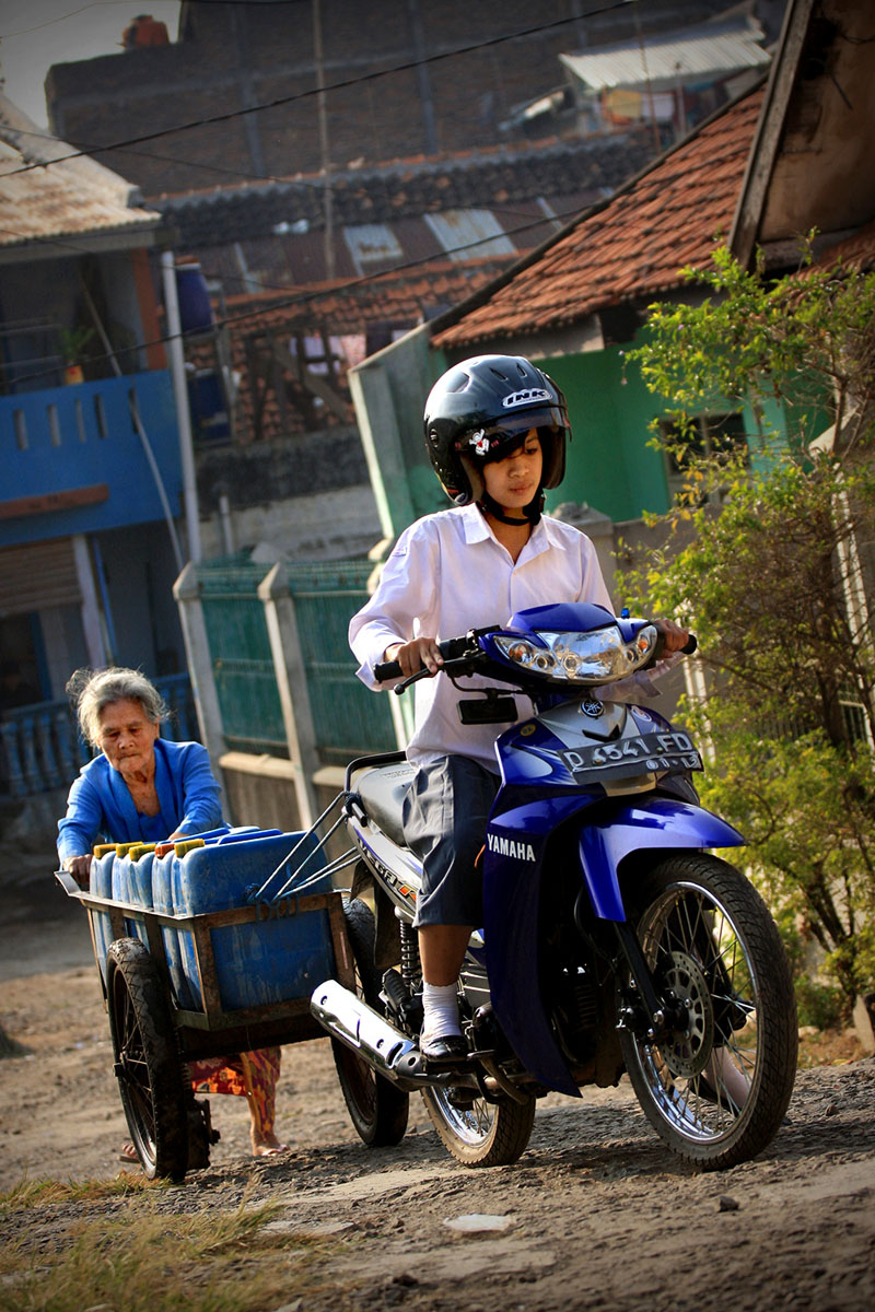 Nugraha_MembantuMenarikAir