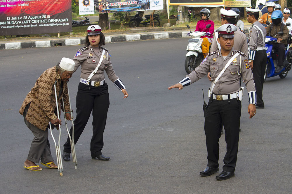 3-02_Agustinus Satmoko Tody P_Membantu Kakek Menyeberang Jalan_08179787877