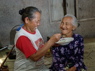 10 ujang hidayat_horeee....simbah makannya habis_081321975152