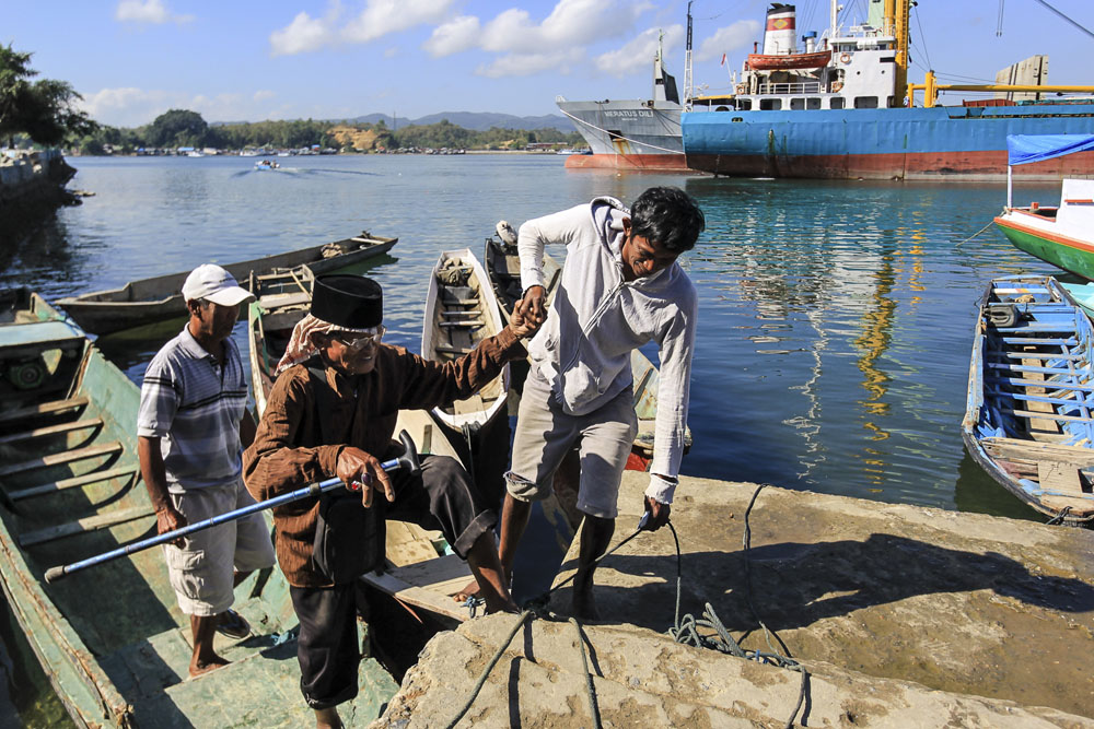 41 MaulaHidayat_MemberikanSiKakekPertolongan_081231849530