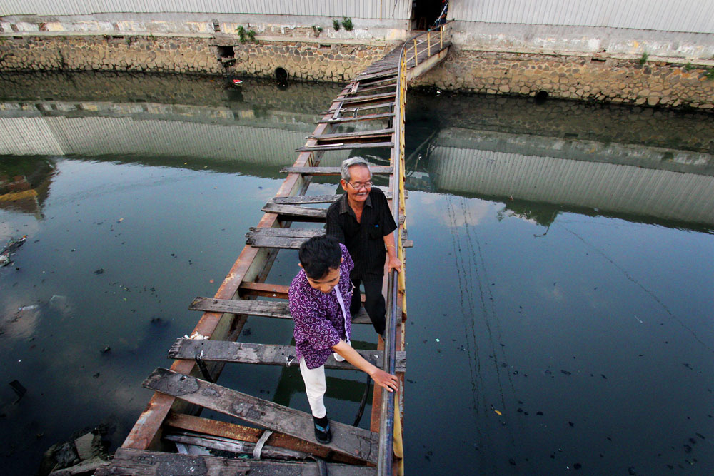 48 Agung Ananto Nugroho_Menggandeng Kakek Melewati Jembatan Rusak_085727103067