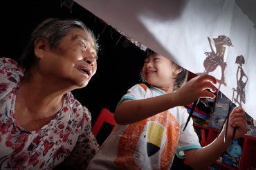 53 HendraPermana_BermainWayangBersamaCicit_08164809784