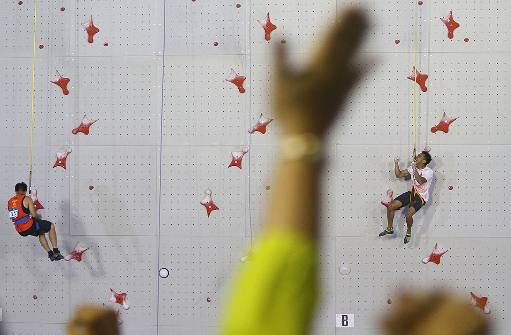 Atlet panjat tebing Indonesia, Yulianto Abu Dzar melakukan selebrasi  setlah mengalahkan regu China Li Jinxin pada babak semi final speed relay putra Asian Games 2018 di Arena Panjat Tebing Jakabaring,Palembang,Sumatera Selatan, Senin (27/8)