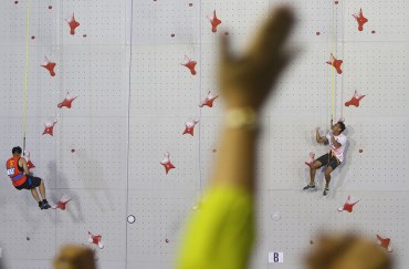 Atlet panjat tebing Indonesia, Yulianto Abu Dzar melakukan selebrasi  setlah mengalahkan regu China Li Jinxin pada babak semi final speed relay putra Asian Games 2018 di Arena Panjat Tebing Jakabaring,Palembang,Sumatera Selatan, Senin (27/8)