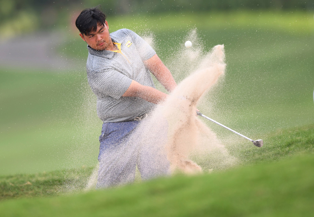 Pegolf  putra Brunei Darussalam, Mohammad Aritz Maldini  melakukan pukulan saat mengikuti babak penyisihan Golf beregu dan perorangan Putra dan Putri Asian Games 2018 hari kedua di lapangan Golf Pondok Indah, Jakarta Selatan, Jumat (24/8).