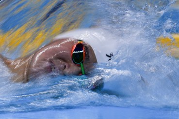 Perenang Cina Sun Yang memacu kecepatan saat bertanding pada babak final 400 meter Gaya Bebas Putra Asian Games ke-18 Tahun 2018 di Aquatic Centre GBK, Senayan, Jakarta, Selasa (21/8).