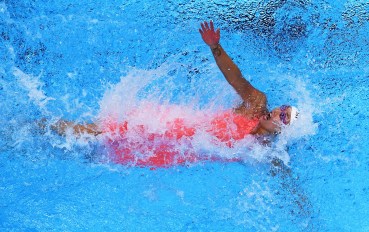 Perenang Cina Liu Xiang memacu kecepatan pada babak final nomor Gaya Punggung Putri 50 meter Asian Games ke-18 Tahun 2018 di Aquatic Center, Gelora Bung Karno, Jakarta, Selasa (21/8).