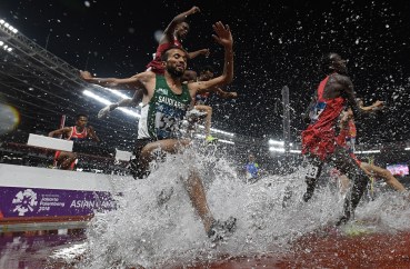Sejumlah pelari melewati rintangan air saat final nomor Lari Halang Rintang 3.000M Putra Asian Games ke-18 Tahun 2018 di Stadion Utama Gelora Bung Karno Senayan, Jakarta, Senin (27/8).