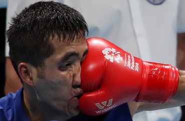 24_(E)_MenerimaHantaman_081381581849 (ARMIN ABDUL JABBAR)