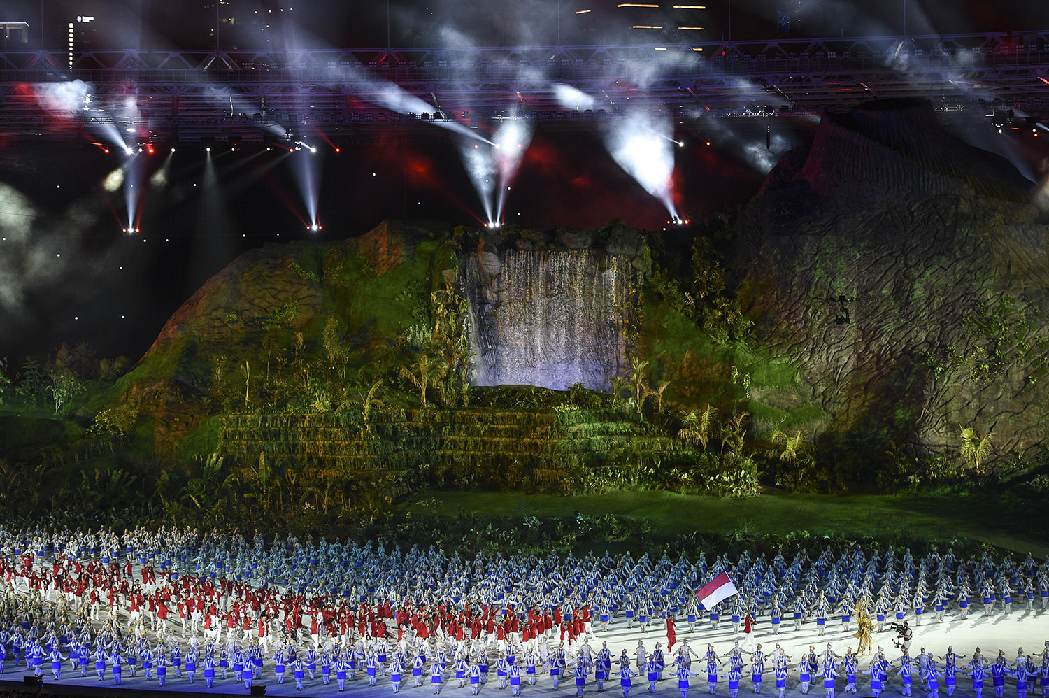 Kontingen Indonesia berparade melintas podium kehormatan pada Upacara Pembukaan Asian Games ke-18 Tahun 2018 di Stadion Utama GBK, Jakarta, Sabtu (18/8).