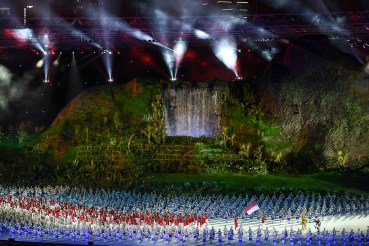 Kontingen Indonesia berparade melintas podium kehormatan pada Upacara Pembukaan Asian Games ke-18 Tahun 2018 di Stadion Utama GBK, Jakarta, Sabtu (18/8).
