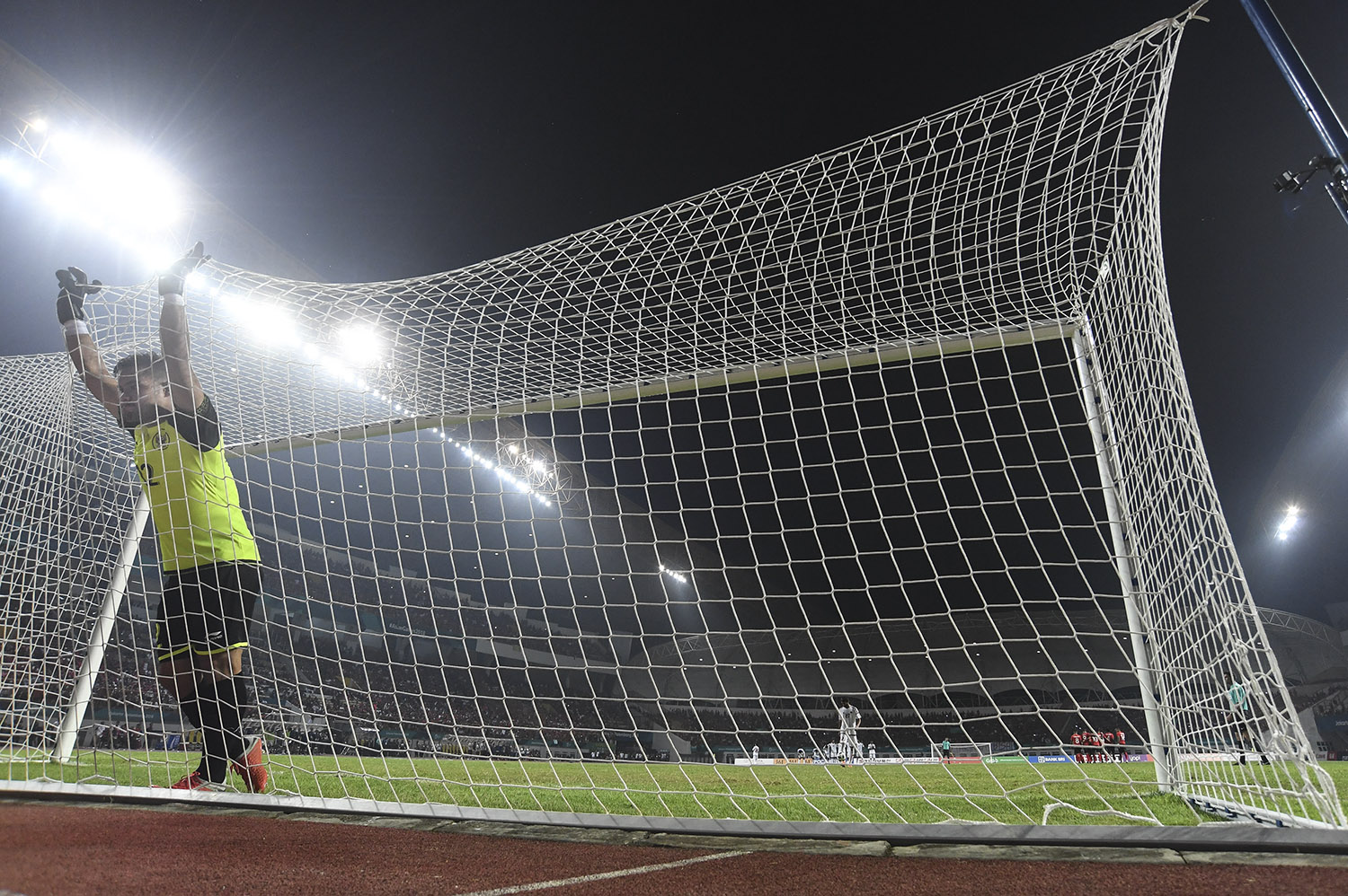 Penjaga gawang Indonesia Andritany Ardhiyasa bersiap menghadapi adu penalti saat bertanding melawan tim sepak bola Uni Emirat Arab pada babak 16 besar Asian Games ke-18 di Stadion Wibawa Mukti, Cikarang, Jawa Barat, Jumat (24/8).