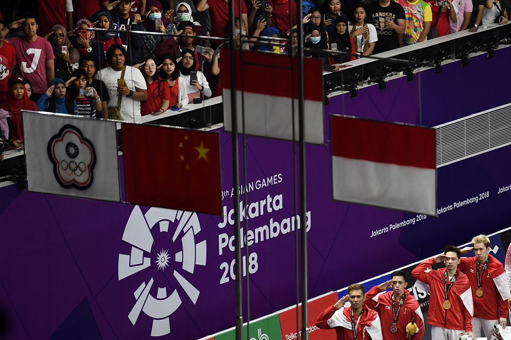 Peraih medali emas pebulu tangkis ganda putra Indonesia Kevin Sanjaya Sukamuljo (kedua kanan)-Marcus Fernaldi Gideon (kanan), dan peraih medali perak pebulu tangkis Indonesia Muhammad Rian Ardianto (kedua kiri)-Fajar Alfian (kiri), bersama penonton member