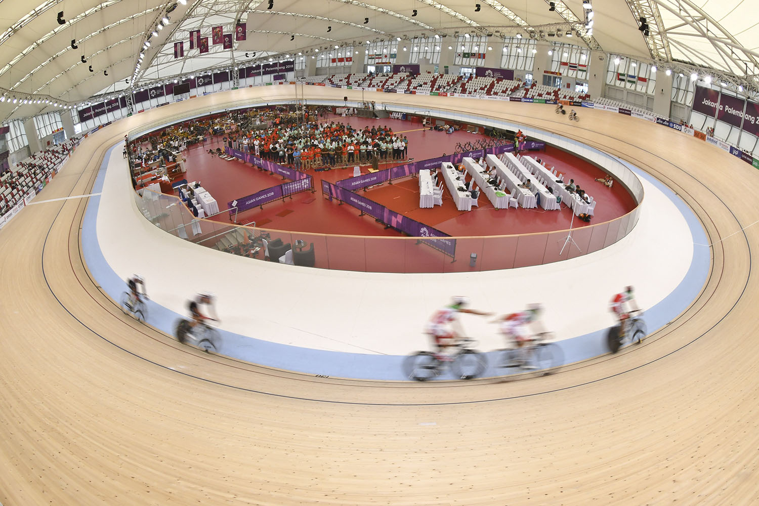 Sejumlah atlet balap sepeda sedang berlatih saat berlangsungnya sholat Jumat di dalam track di Velodrome Rawamangun, Jakarta, Jumat (31/8).