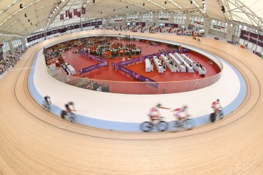 Sejumlah atlet balap sepeda sedang berlatih saat berlangsungnya sholat Jumat di dalam track di Velodrome Rawamangun, Jakarta, Jumat (31/8).