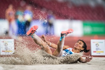 Atlet Lompat Jauh Indonesia Maria Londa saat tampil pada babak final Lompat Jauh Putri Asian Games 2018 di Stadion Utama Gelora Bung Karno, Senayan, Jakarta,