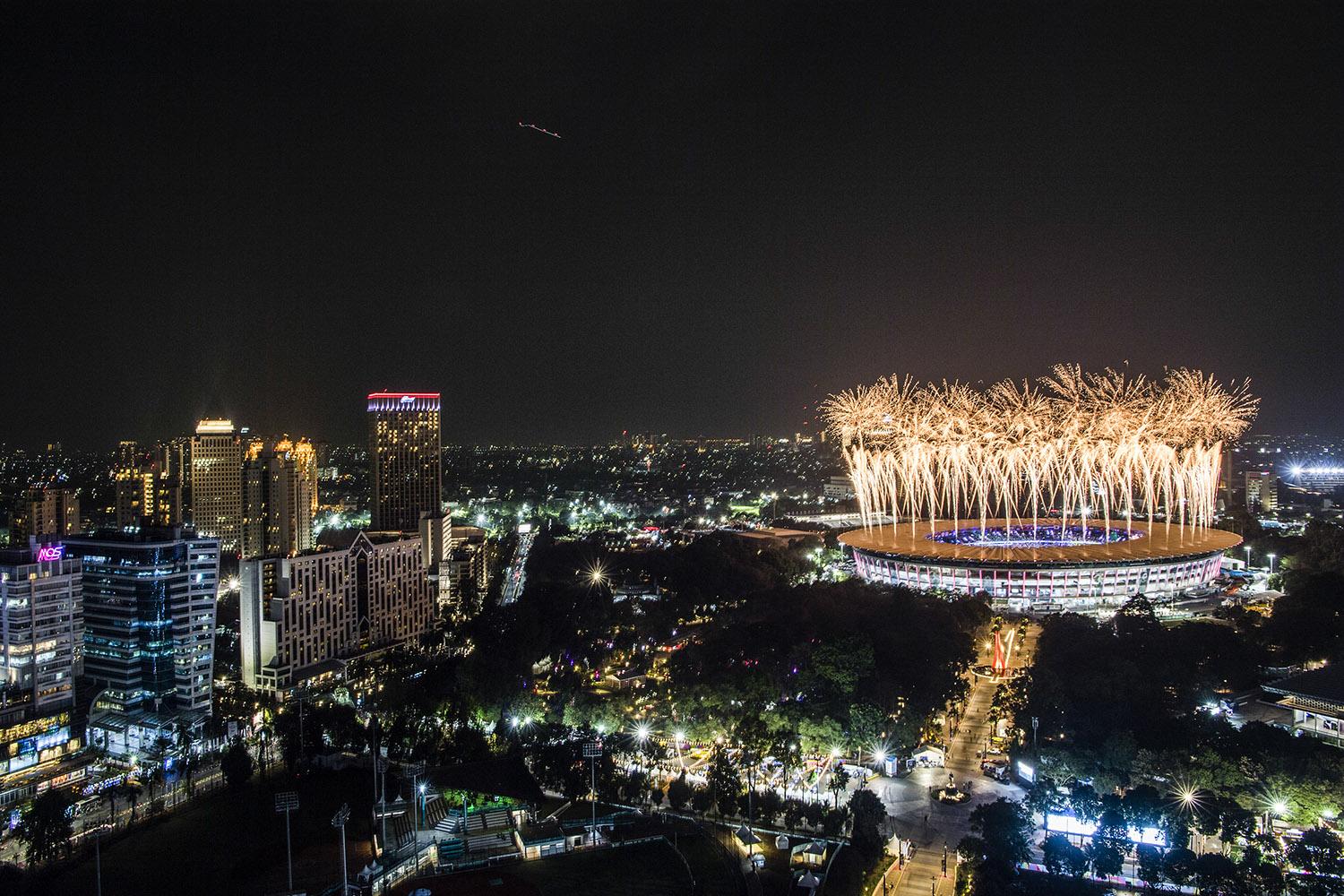 Pesta kembang api menyemarakkan Upacara Pembukaan Asian Games ke-18 di Stadion Utama GBK, Senayan, Jakarta