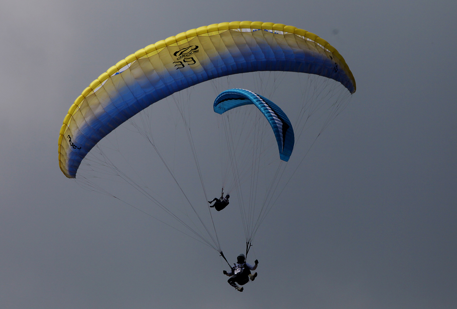 Penerbang putri Jepang Atsuko Yamashita (depan) dan penerbang putra Mongolia Bold Purevdelger