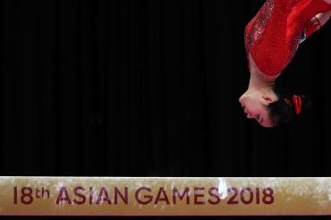 Pesenam Cina Luo Han berlaga pada balok keseimbangan dalam babak penyisihan  nomor artistik putri di Jakarta Internasional Expo JIEXPO Kemayoran, Jakarta, Selasa (21/08). ANTARA FOTO/INASGOC/Michael Metekohy/18