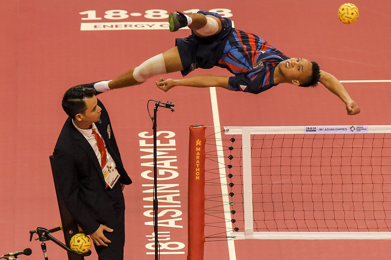 Pemain sepak takraw putra Filipina Rheyjey Ortouste berusaha mengembalikan bola saat pertandingan penyisihan regu putra sepak takraw Asian Games 2018 di GOR Ranau, Jakabaring Sport City (JSC), Palembang, Sumatra Selatan, Sabtu (25/8).