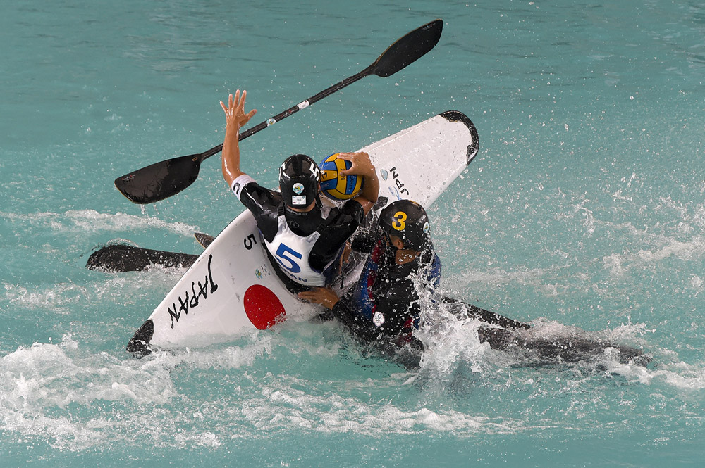 Atlet kano polo putra Jepang Kimura Ryota (kiri) berebut bola dengan pemain Chinese Taipei Hsiao Wei Chen (kanan) saat pertandingan eksebisi kano polo Asian Games 2018 di Jakabaring Aquatik Center, Jakabaring Sport City (JSC), Palembang, Sumatera Selatan,