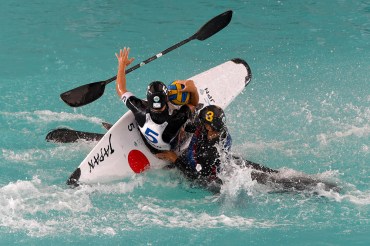 Atlet kano polo putra Jepang Kimura Ryota (kiri) berebut bola dengan pemain Chinese Taipei Hsiao Wei Chen (kanan) saat pertandingan eksebisi kano polo Asian Games 2018 di Jakabaring Aquatik Center, Jakabaring Sport City (JSC), Palembang, Sumatera Selatan,