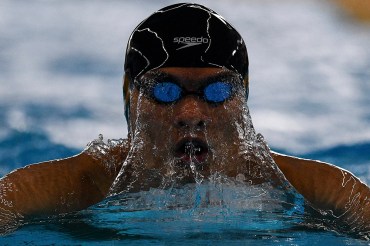 Perenang Hong Kong To Kenneth King Him memacu kecepatannya dalam penyisihan 200 meter Gaya Ganti Putra Asian Games ke-18 Tahun 2018 di Aquatic Center, Gelora Bung Karno, Jakarta, Senin (20/8).